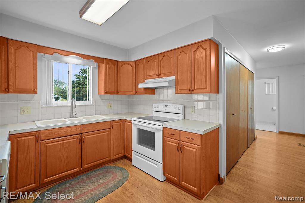 4290 Hedgethorn Circle, Burton, MI 48509 — Photo 8