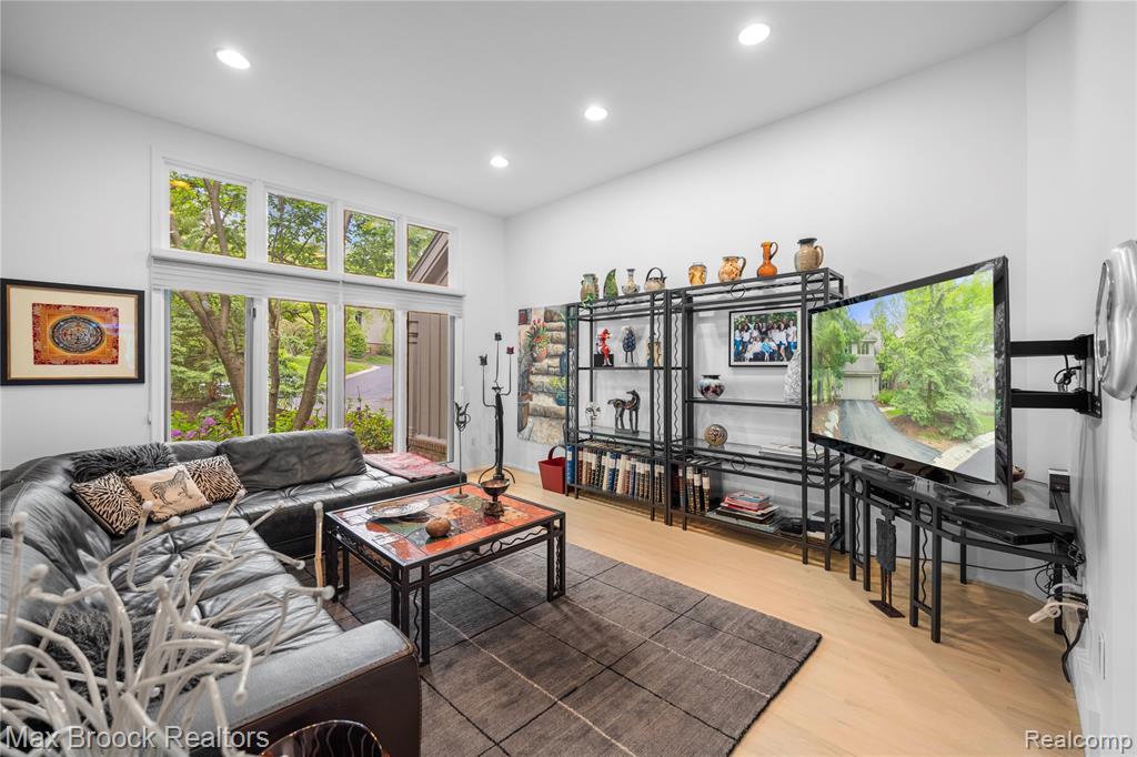 4933 Woodcliff Hill Road N, West Bloomfield, MI 48323 — Photo 34