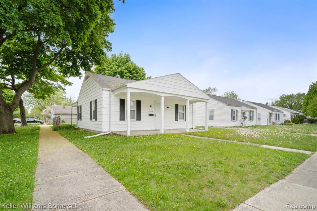 19214 Roscommon Street, Harper Woods, MI 48225