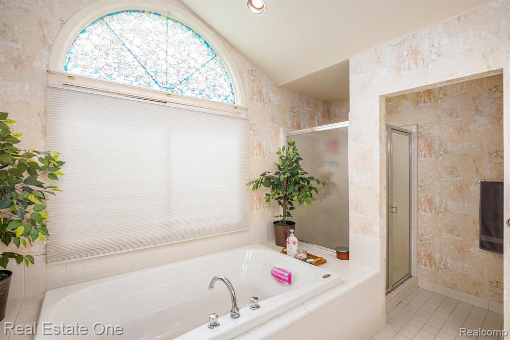 7476 Colchester Lane, West Bloomfield, MI — Photo 25