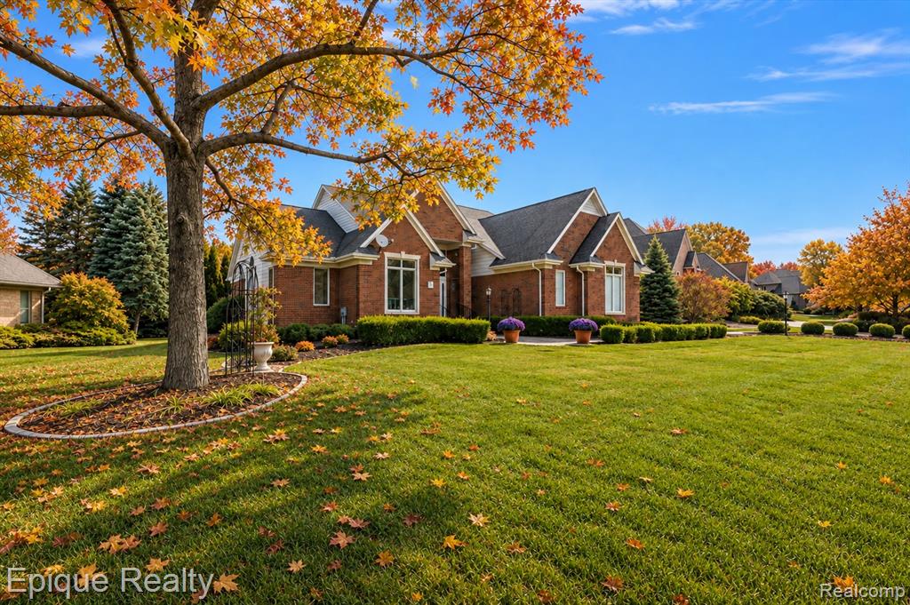 5675 Golf Pointe Drive, Clarkston, MI 48348