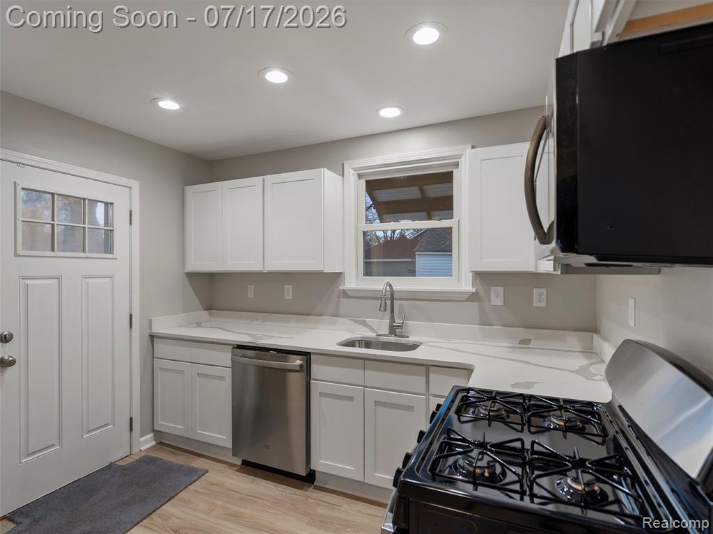 904 E Otis Avenue, Hazel Park, MI 48030 — Photo 9