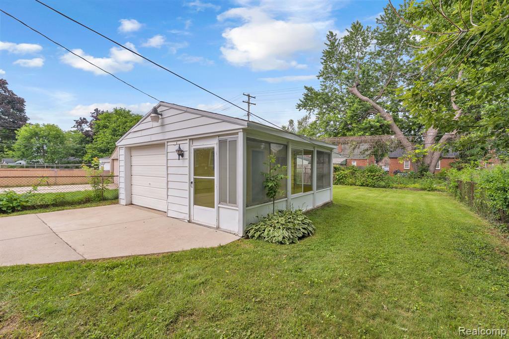 10015 Marion, Redford, MI 48239 — Photo 10