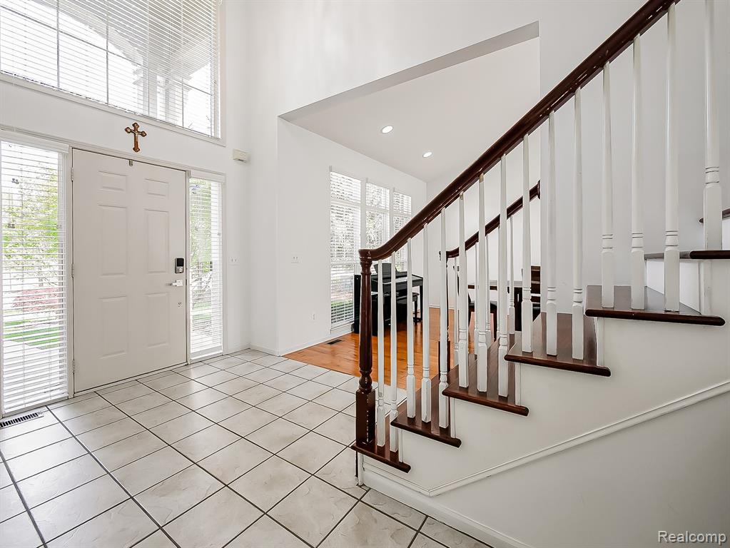 5221 Sandlewood Drive, Commerce Twp, MI 48382 — Photo 4