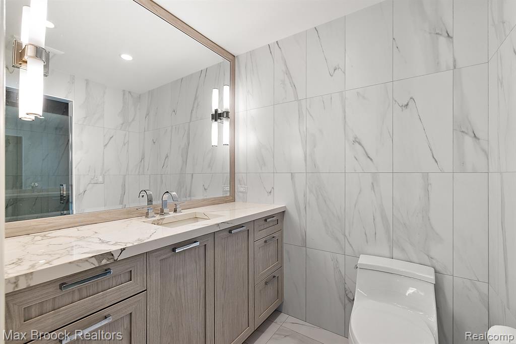3251 W Shore Drive, Orchard Lake Village, MI 48324 — Photo 46
