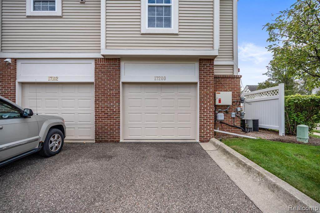 17200 Addington Drive, Commerce Twp, MI 48390 — Photo 27
