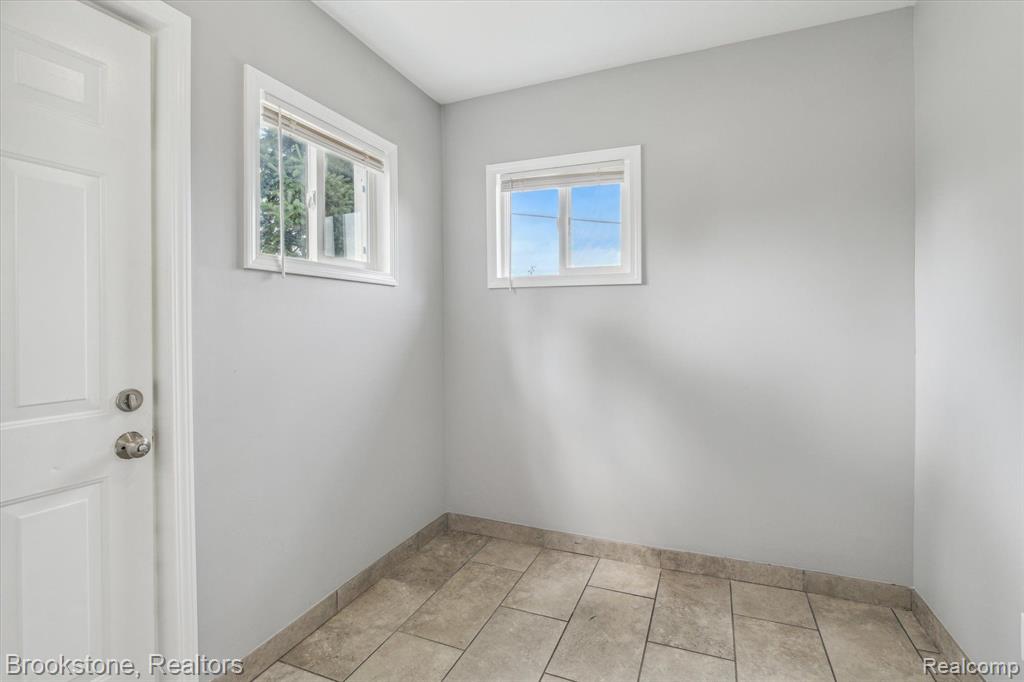 944 MELROSE Street, Pontiac, MI 48340 — Photo 6