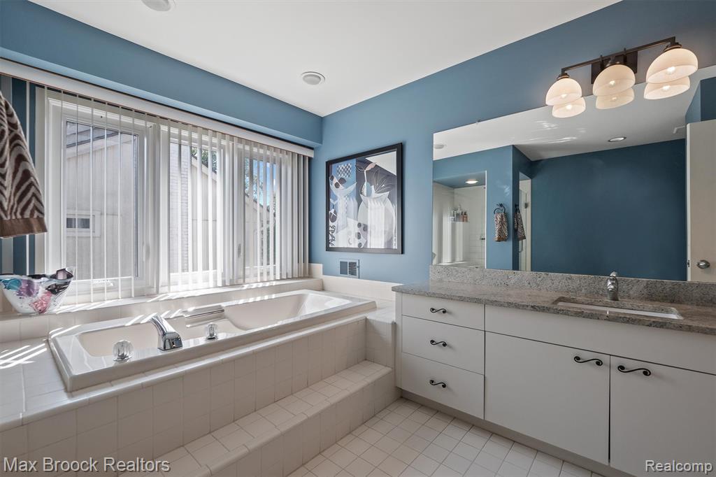6612 Stonebridge E, West Bloomfield, MI — Photo 29