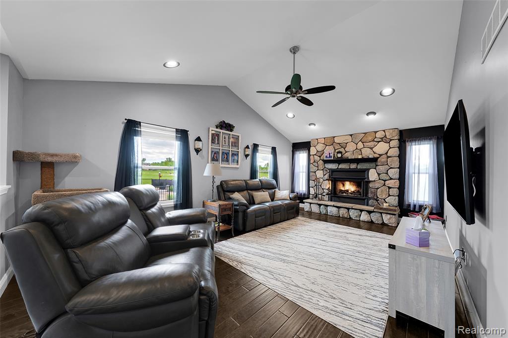 5015 LINDEMERE Drive, Fowlerville, MI 48836 — Photo 8