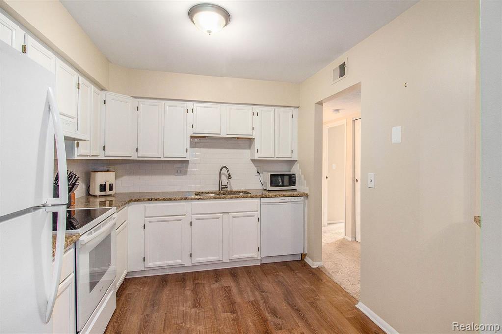 61216 GREENWOOD Drive, South Lyon, MI 48178 — Photo 9