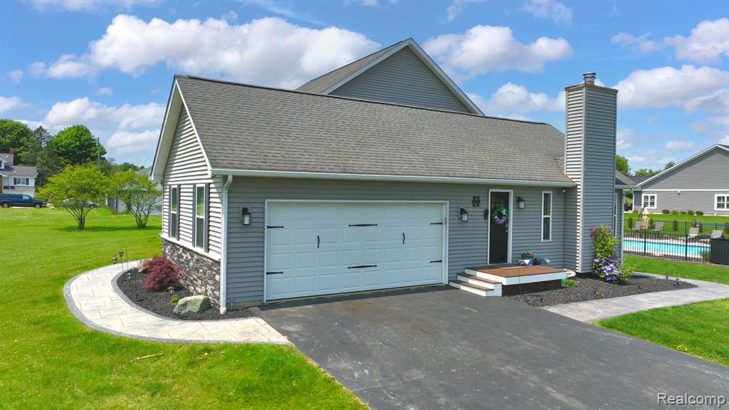 5015 LINDEMERE Drive, Fowlerville, MI 48836 — Photo 6