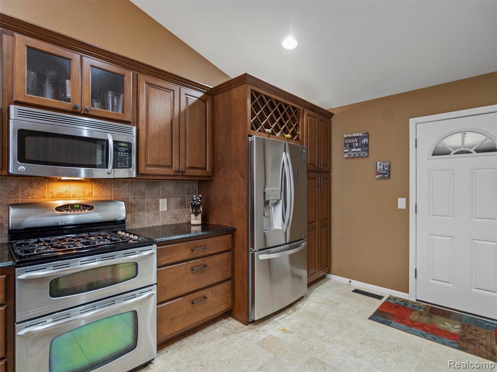 56714 Winding Creek Drive, Macomb, MI 48042 — Photo 8