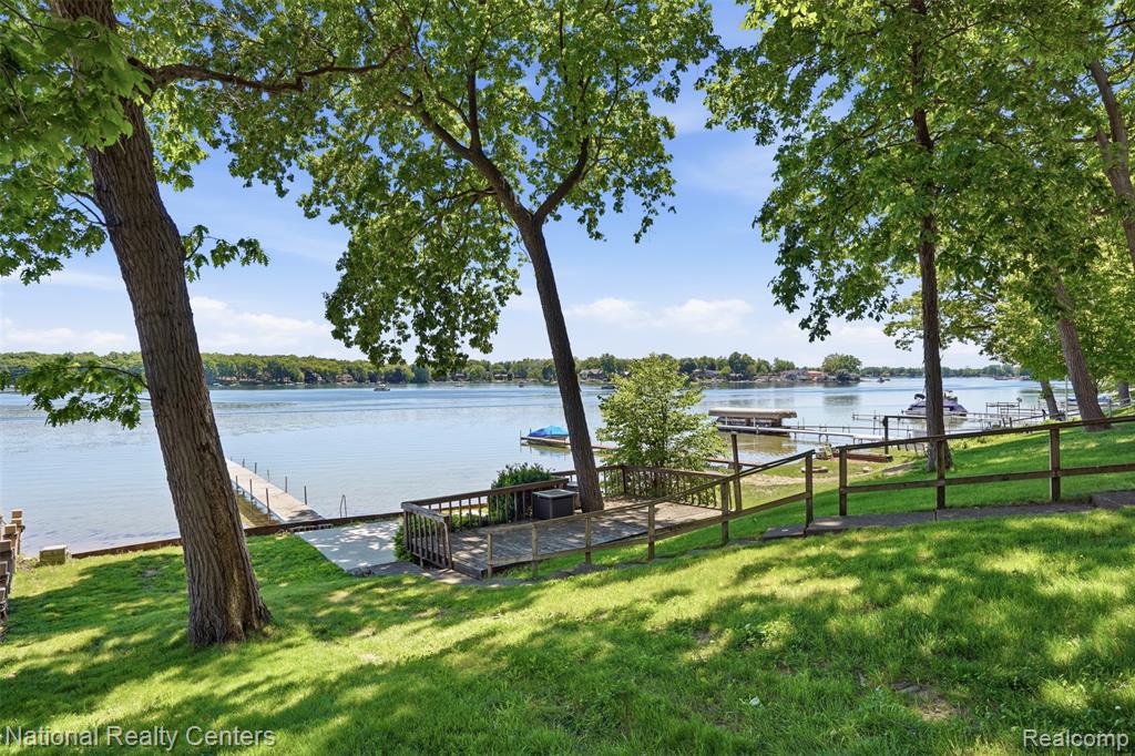 3889 Lakewood Drive, Waterford, MI 48329 — Photo 8