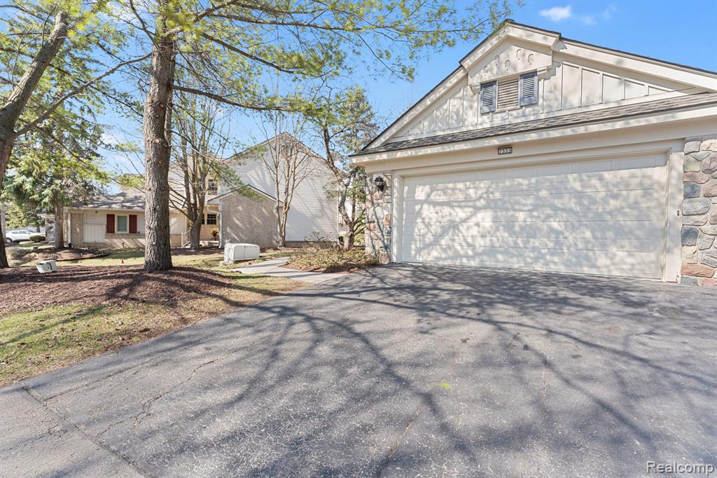 7533 Danbury Drive, West Bloomfield, MI — Photo 32