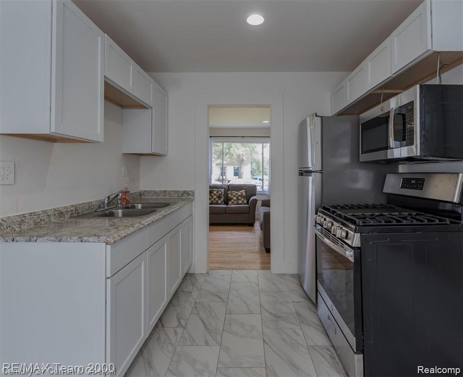 24601 STANFORD Street, Dearborn Heights, MI 48125 — Photo 15