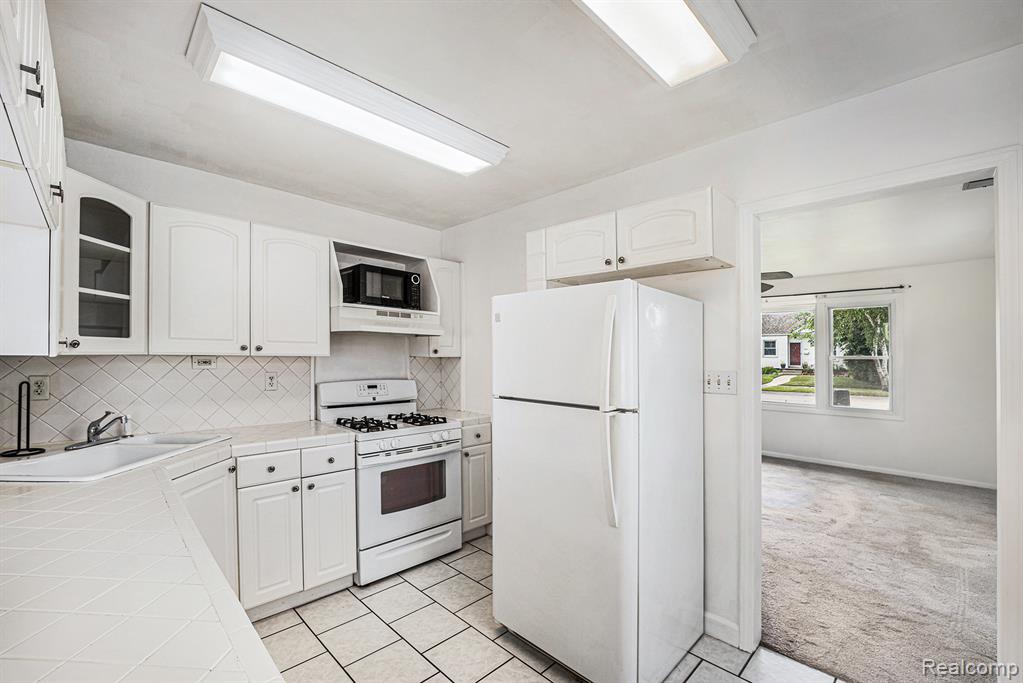 940 Mace Avenue, Madison Heights, MI 48071 — Photo 7