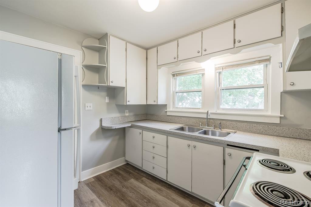 6400 Elmwood Drive, Waterford, MI 48329 — Photo 14