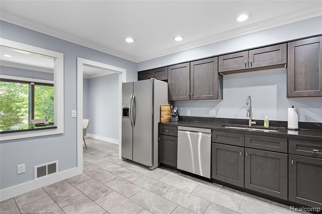 629 Ashley Circle, Rochester Hills, MI 48307 — Photo 9
