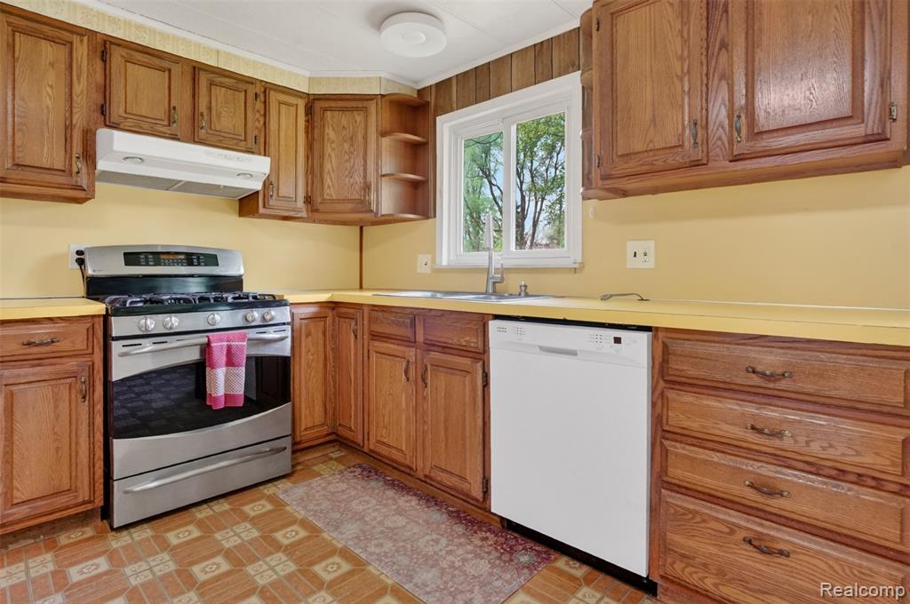 138 W Hunters Creek Road, Lapeer, MI 48446 — Photo 7