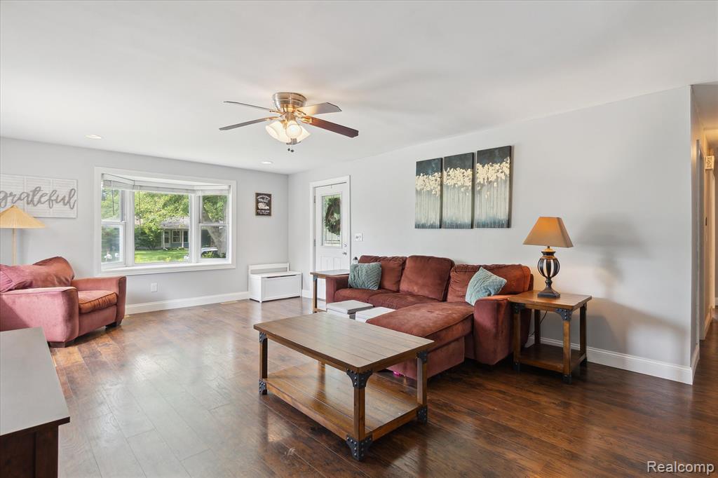 6279 Woodsdale Drive, Grand Blanc, MI 48439 — Photo 9