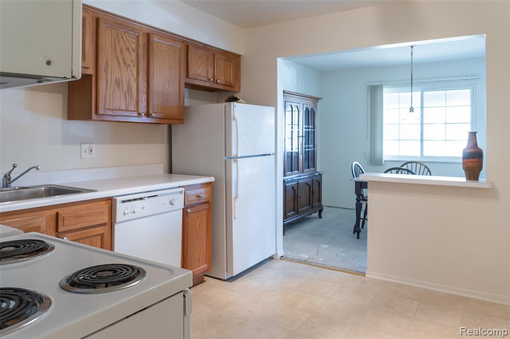 6145 Orchard Lake Road, 204, West Bloomfield, MI — Photo 11