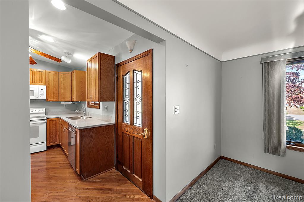 15 Pleasant Lake Drive, Waterford, MI 48327 — Photo 6