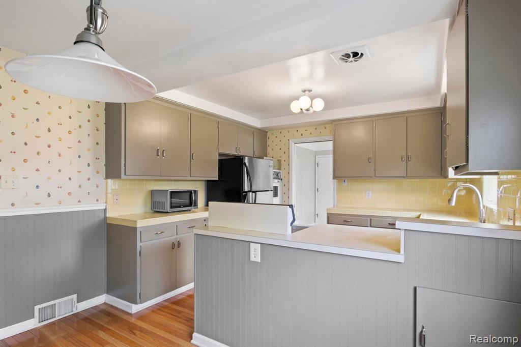 500 BRENTWOOD DRIVE Drive, Dearborn, MI 48124 — Photo 12