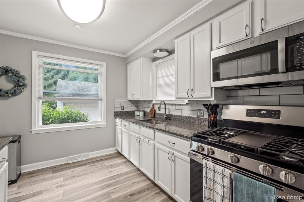 94 S Tilden Avenue, Waterford, MI 48328 — Photo 10
