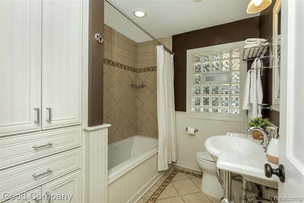 802 Orchard View Drive, Royal Oak, MI 48073 — Photo 26