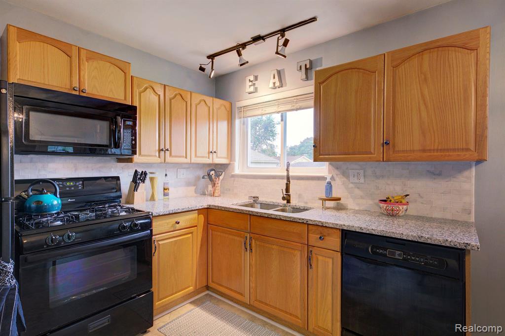 42208 HAYES Street, Belleville, MI 48111 — Photo 10
