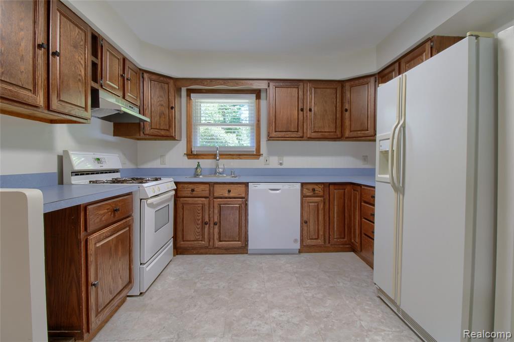 21515 Huron River Drive, New Boston, MI 48164 — Photo 12