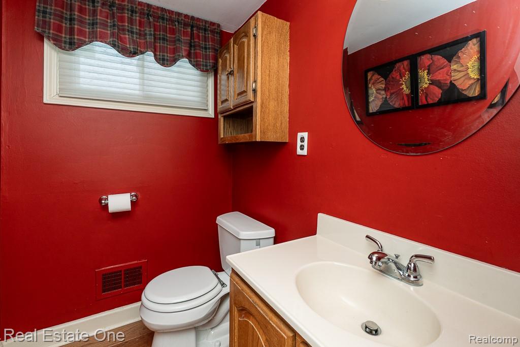 42514 Freeport Drive, Sterling Heights, MI 48313 — Photo 16