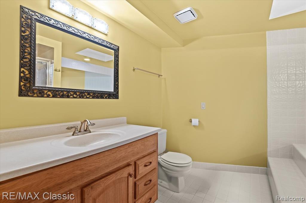4432 Ravinewood Drive, Commerce Twp, MI 48382 — Photo 27