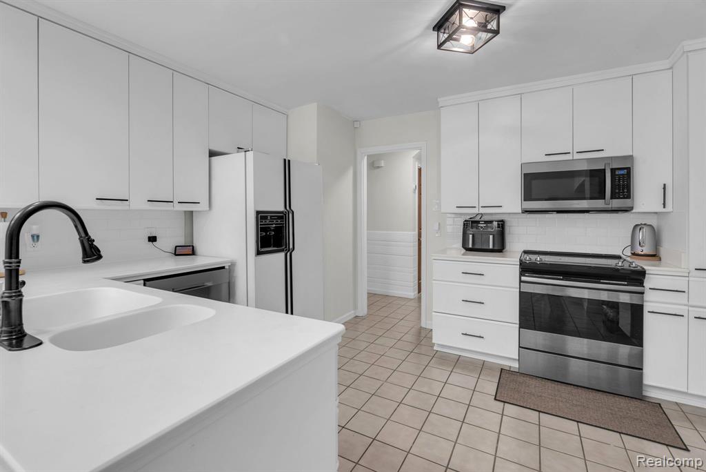 6 CLINTON Lane, Dearborn, MI 48120 — Photo 9