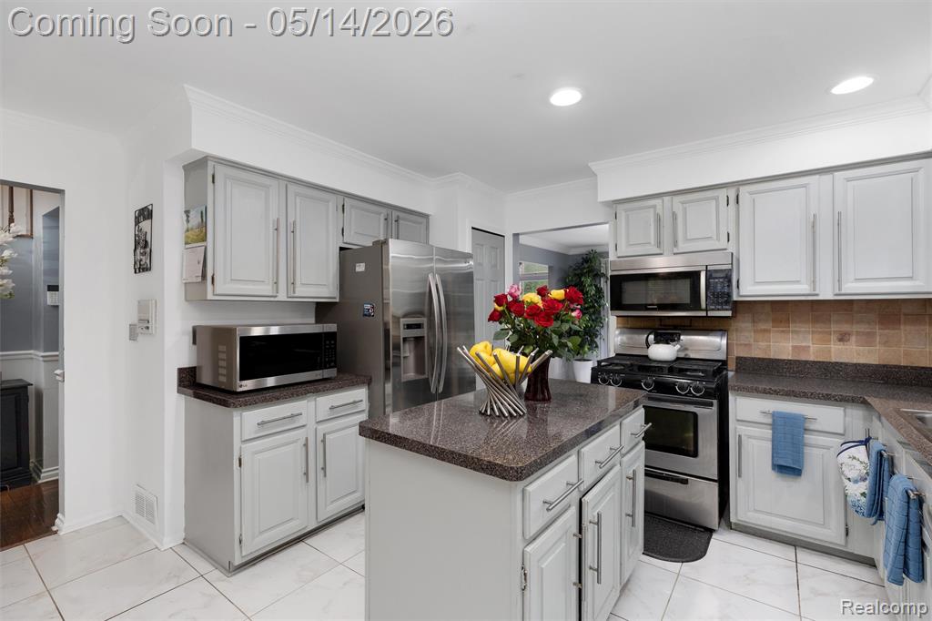 27526 Bridle Hills Drive, Farmington, MI 48336 — Photo 10