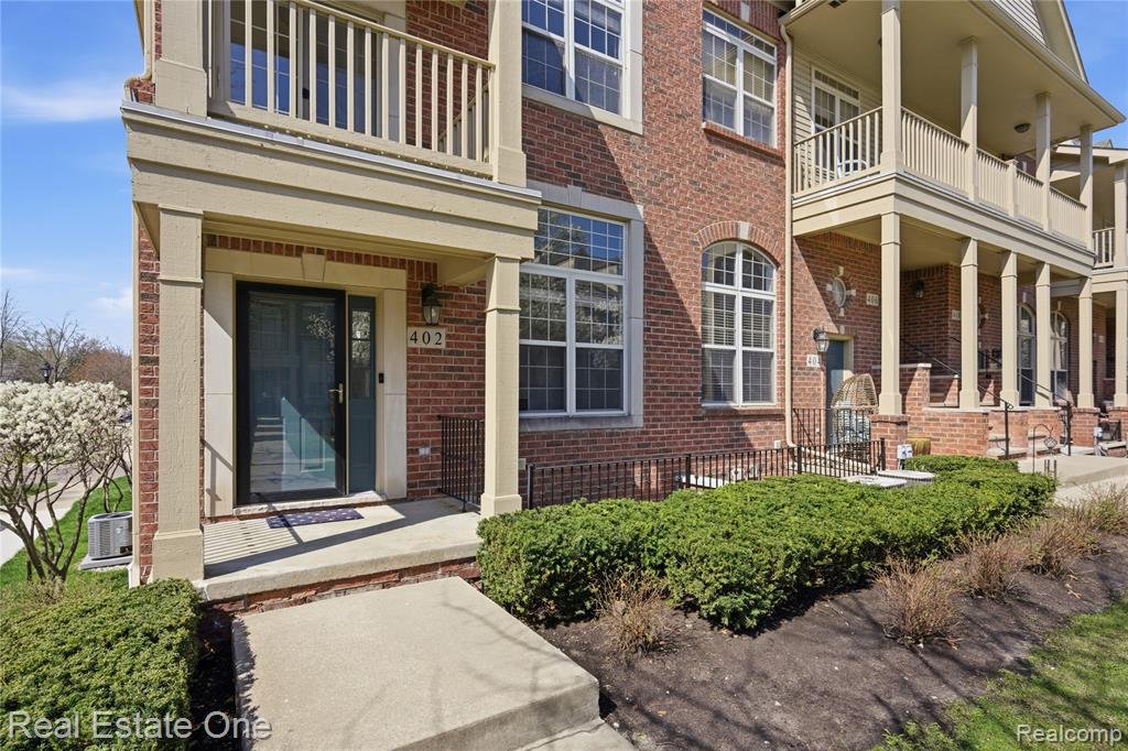 402 Old Pine Way, Walled Lake, MI 48390 — Photo 38