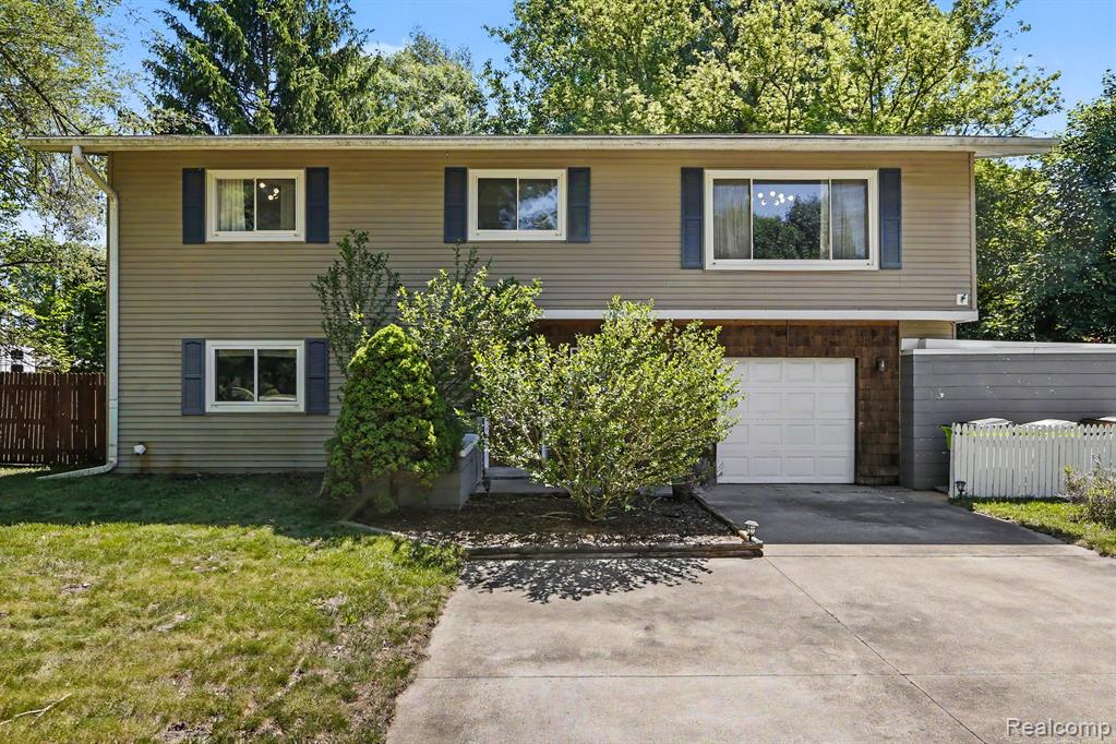 9180 Posey Drive, Whitmore Lake, MI 48189