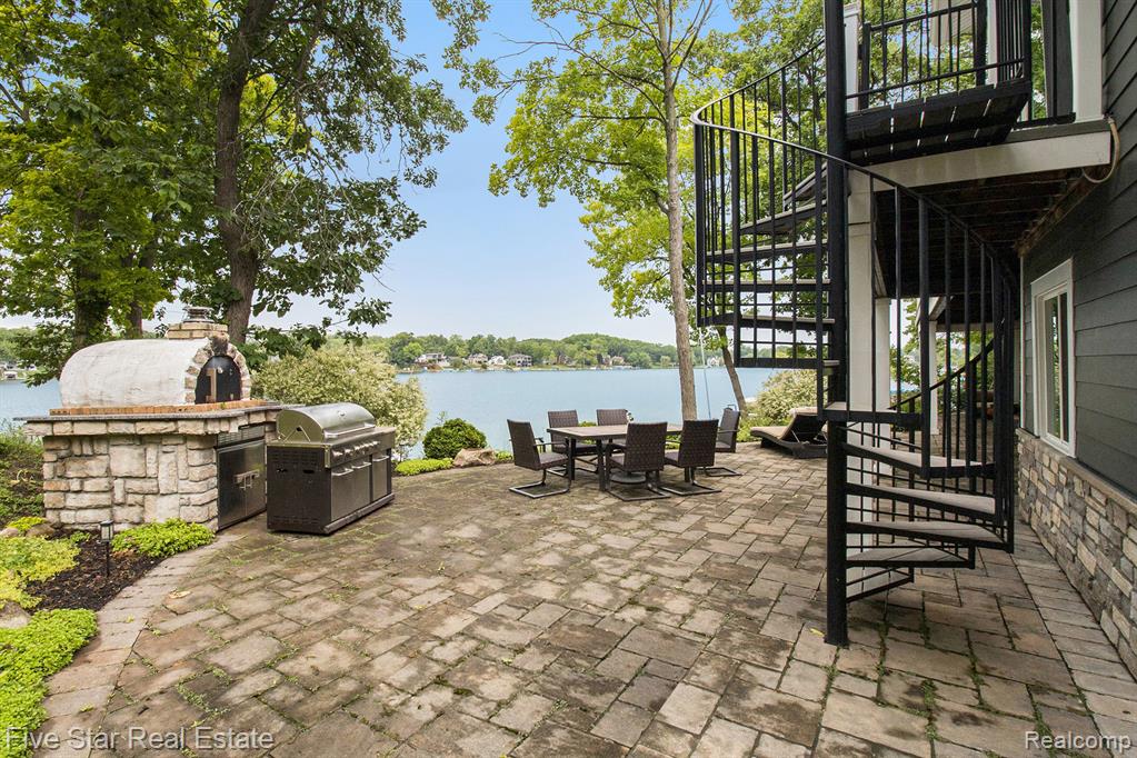 7025 Dandison Boulevard, West Bloomfield, MI 48324 — Photo 67