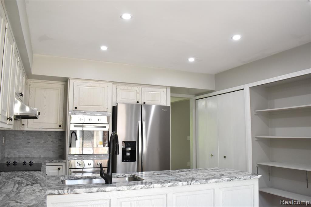 2073 Bordeaux Street, West Bloomfield, MI 48323 — Photo 11
