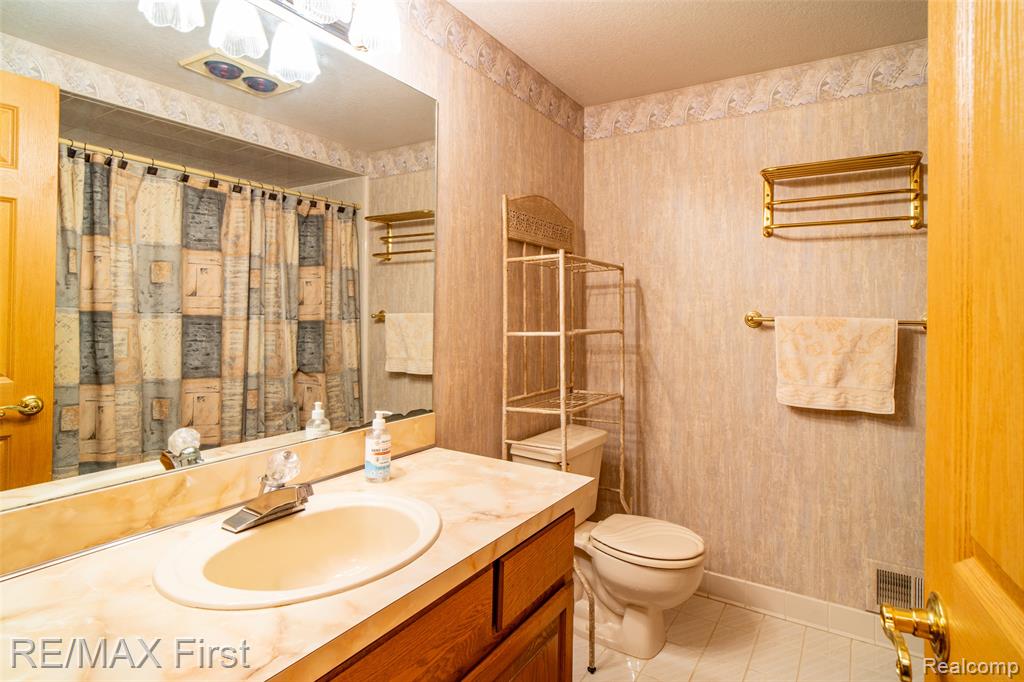 47799 Farmbrook Court, Chesterfield, MI — Photo 40
