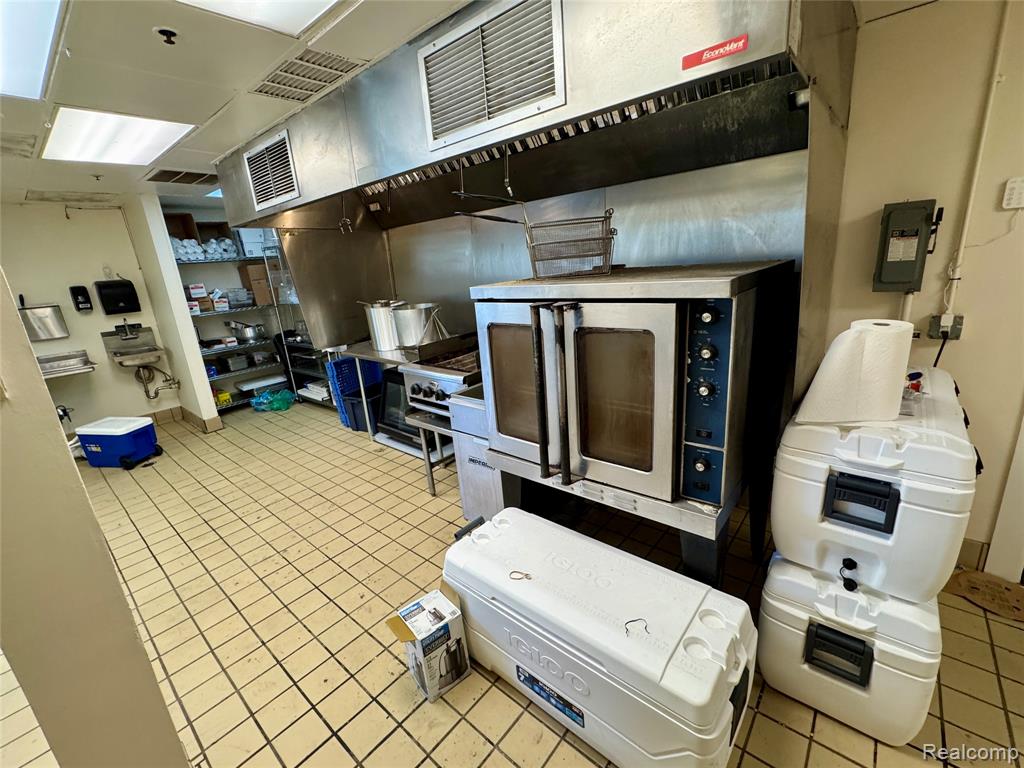 2156 W JEFFERSON Avenue, Trenton, MI, 48183