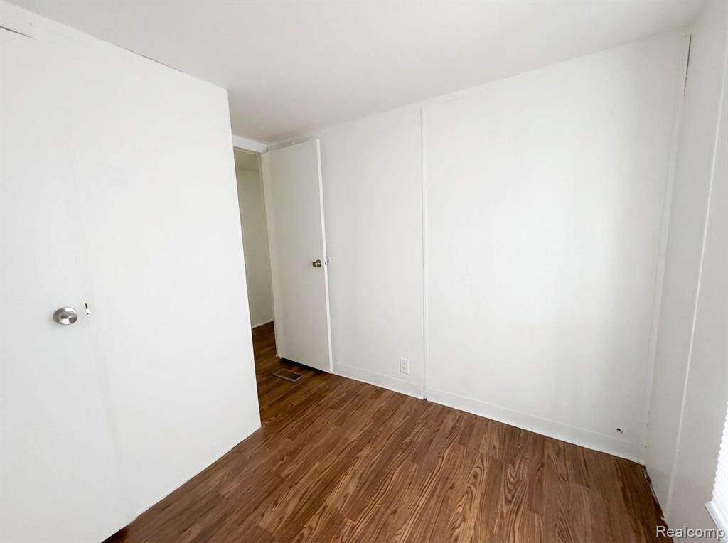 6065 Vernon, Belleville, MI 48111 — Photo 6