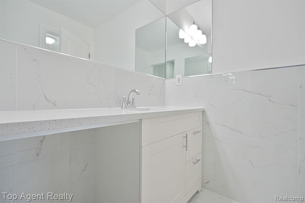 4905 CROOKS Road, B10, Royal Oak, MI 48073 — Photo 7