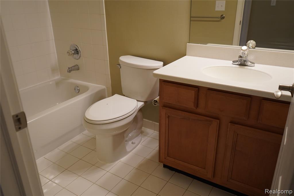 44036 RUSHCLIFFE Drive, Sterling Heights, MI 48313 — Photo 8