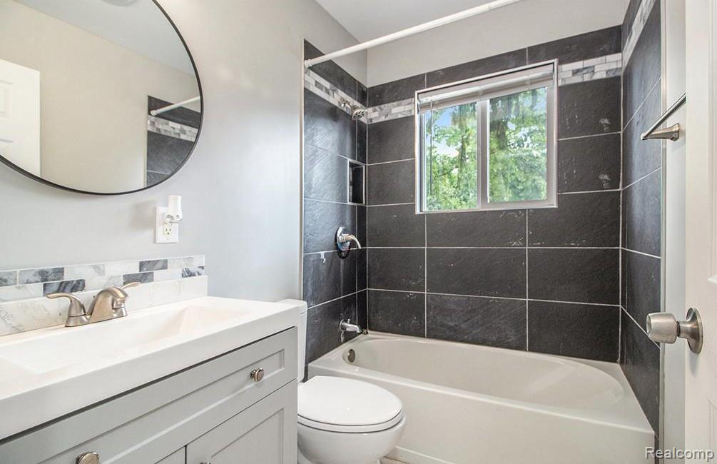 35381 Dern Drive, Brownstown, MI — Photo 11