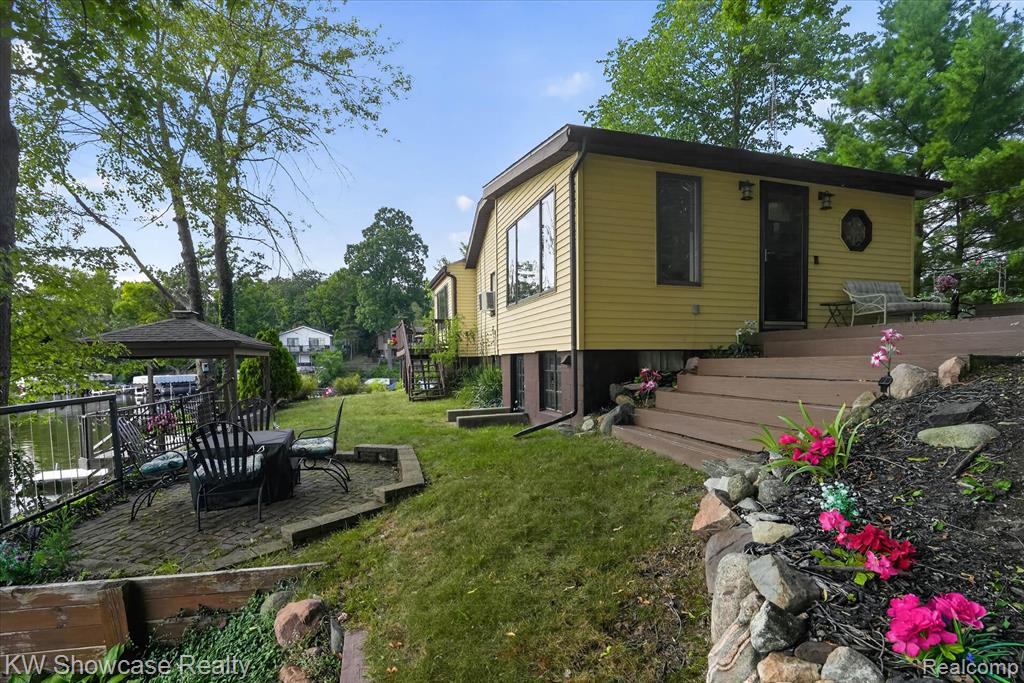 11438 RIVERBANK Lane, Pinckney, MI 48169 — Photo 3