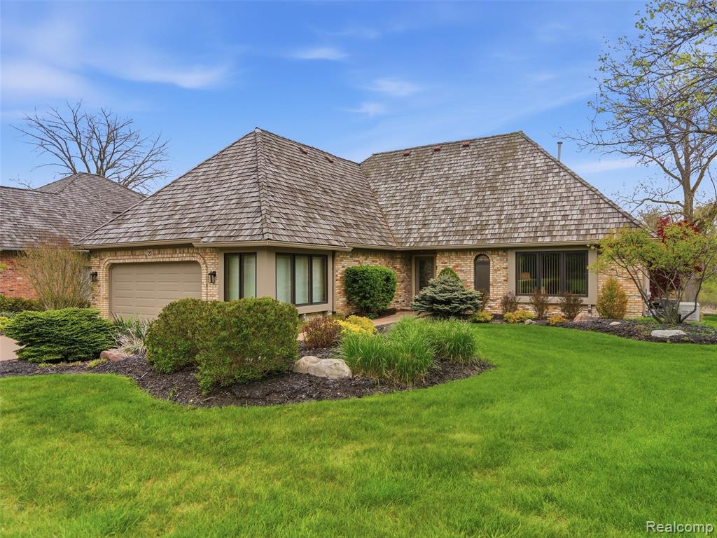 23 Chateaux Du Lac, Fenton, MI 48430 — front exterior