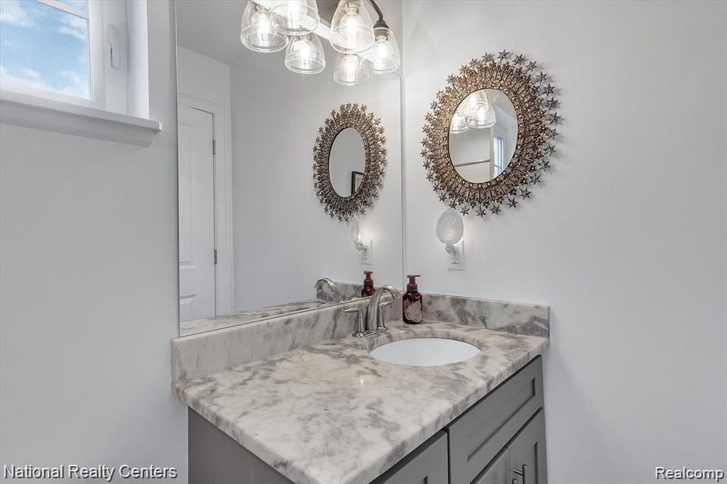 581 VILLAGE Lane, Milford, MI 48381 — Photo 29