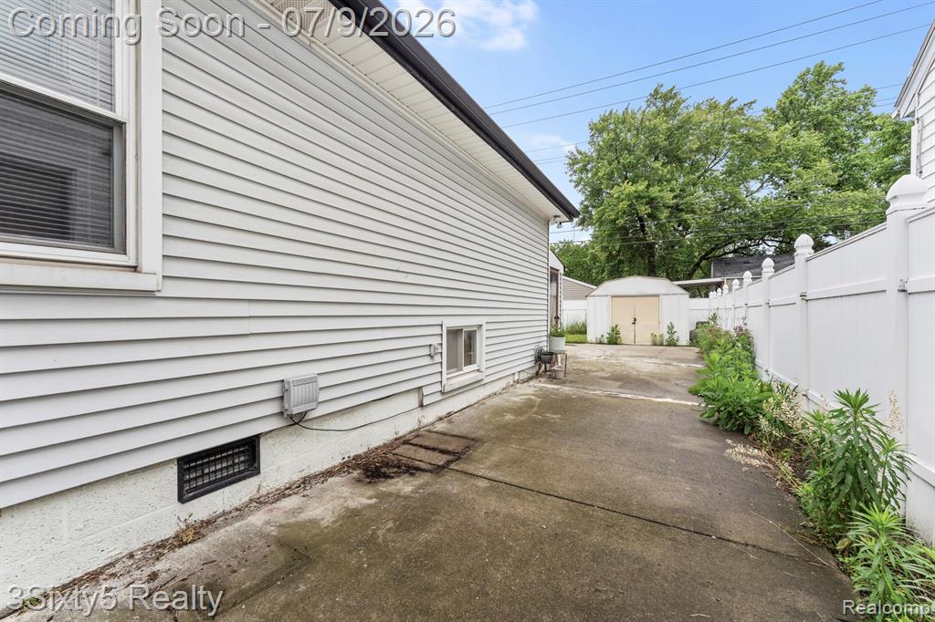 460 Manatee Avenue, Hazel Park, MI 48030 — Photo 17