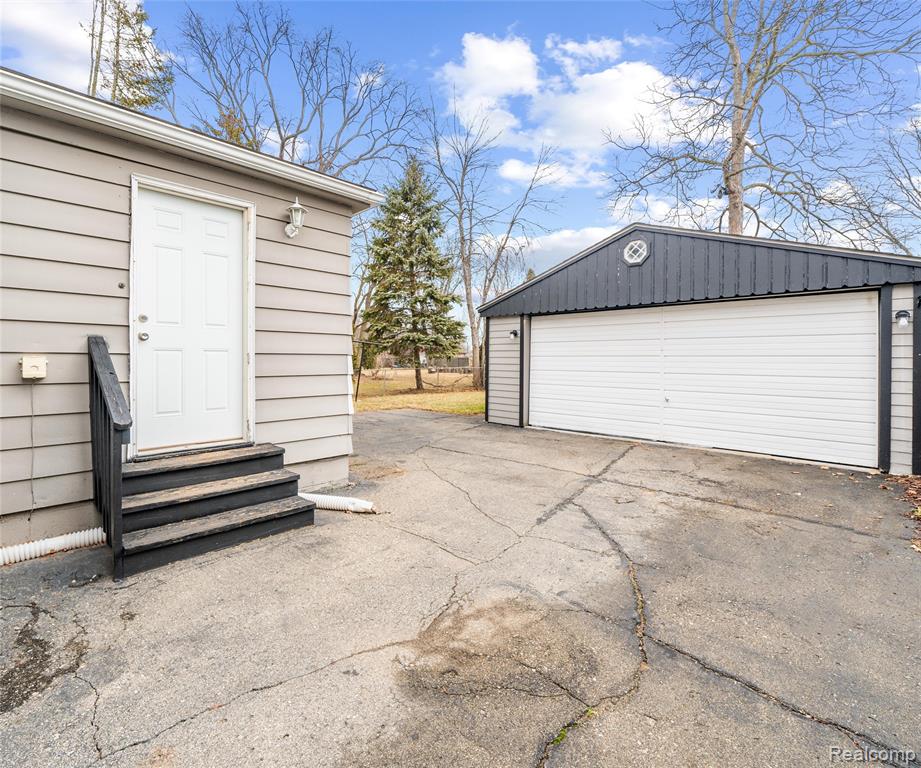 8916 Deering Street, Livonia, MI 48150 — Photo 32